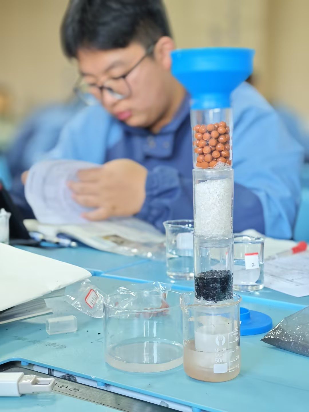 学生分组搭建简易净水装置