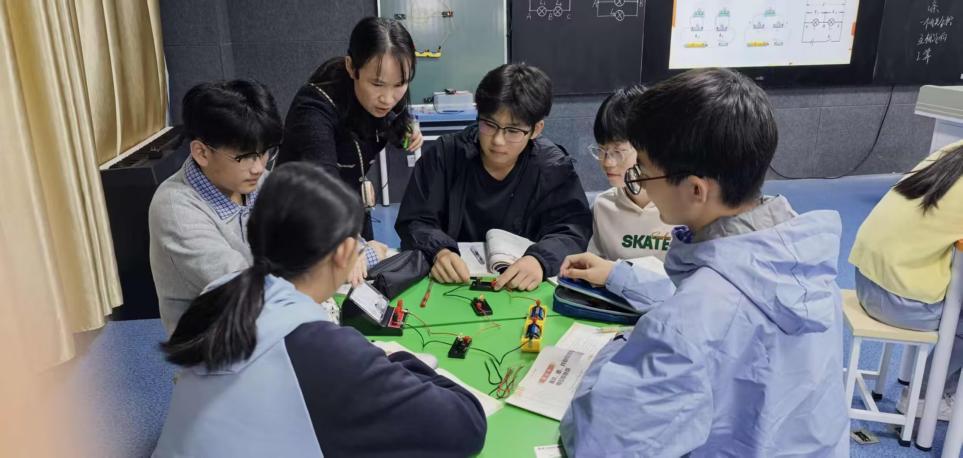 学生在小组合作中动手探究电路